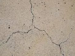 Réparation du sol fissuré avant l'aménagement d'un revêtement